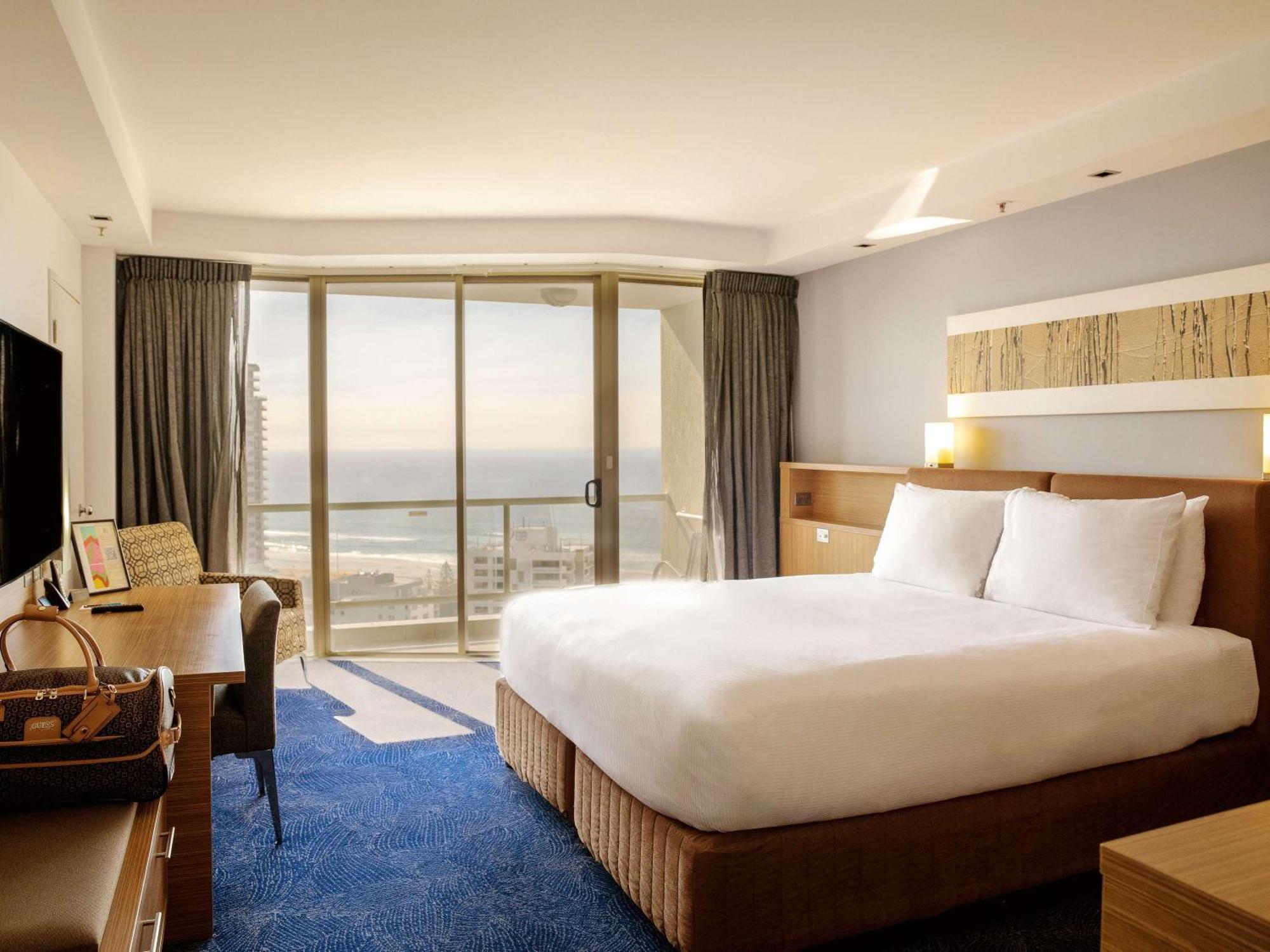 Sofitel Gold Coast Broadbeach Экстерьер фото A guest room at Hilton Tel Aviv