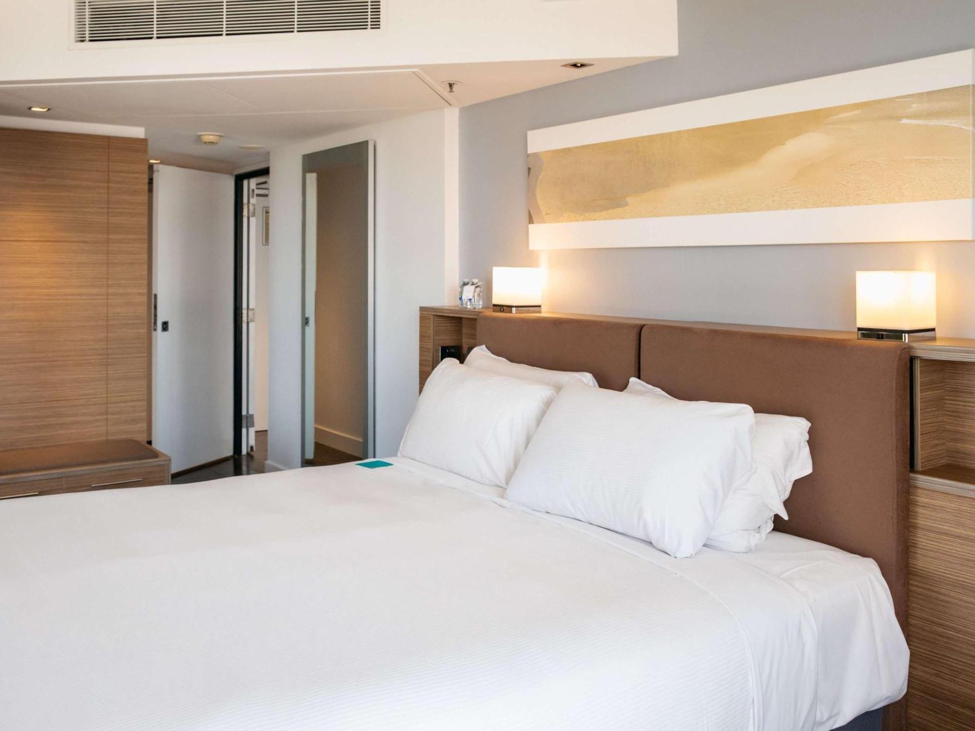 Sofitel Gold Coast Broadbeach Экстерьер фото A bedroom in a hotel
