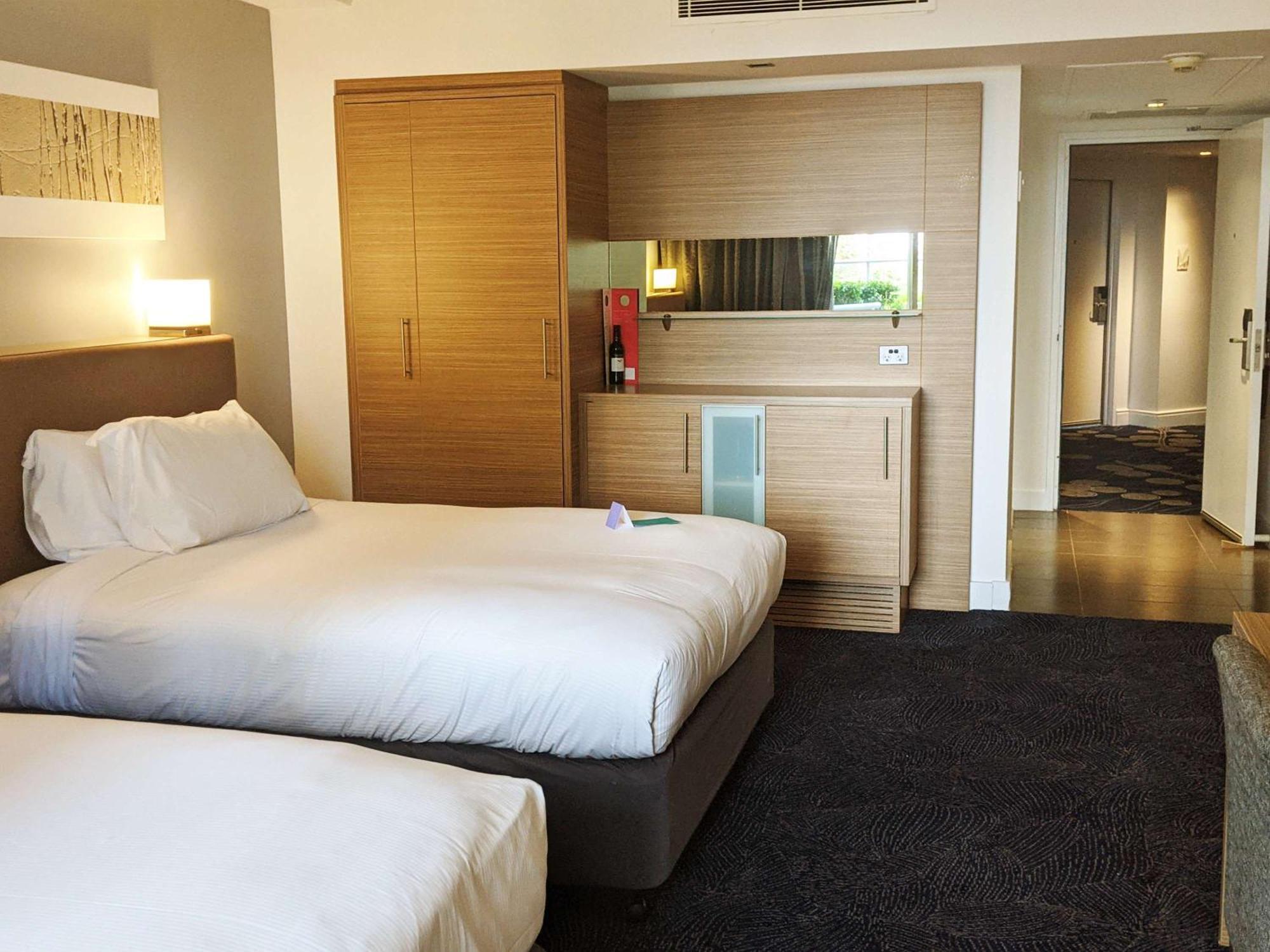 Sofitel Gold Coast Broadbeach Экстерьер фото A room at the hotel