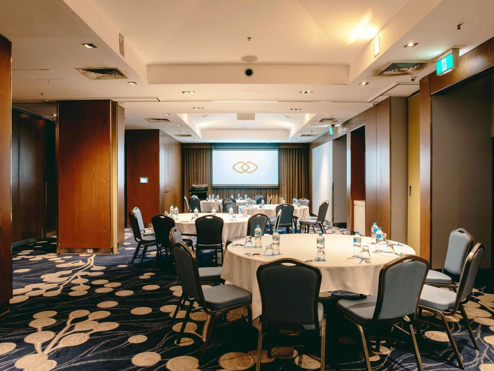Sofitel Gold Coast Broadbeach Экстерьер фото Meeting room at the hotel