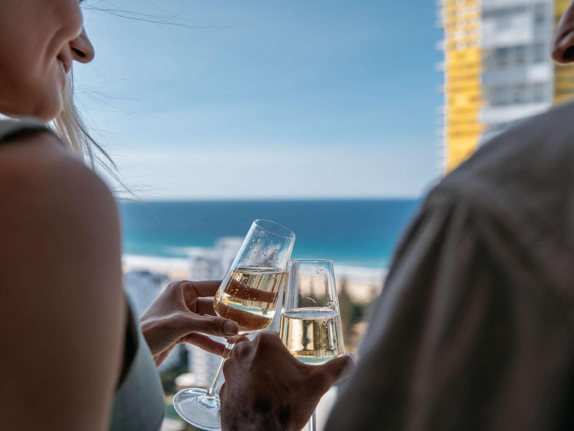 Sofitel Gold Coast Broadbeach Экстерьер фото A couple drinking champagne