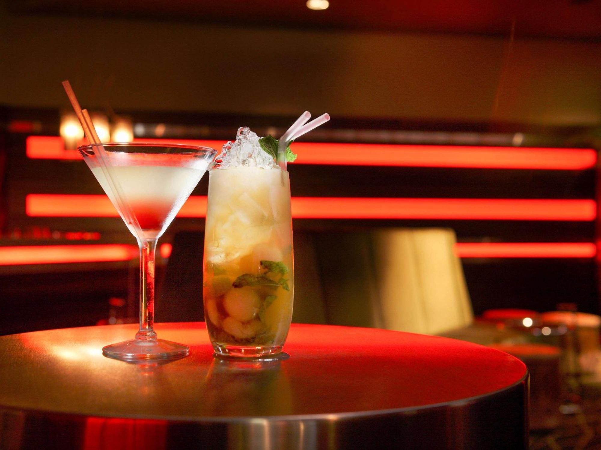 Sofitel Gold Coast Broadbeach Экстерьер фото Cocktails at the bar
