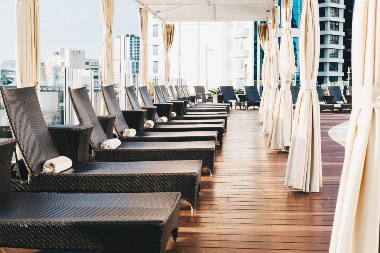 Sofitel Gold Coast Broadbeach Экстерьер фото The pool deck at the 39th floor